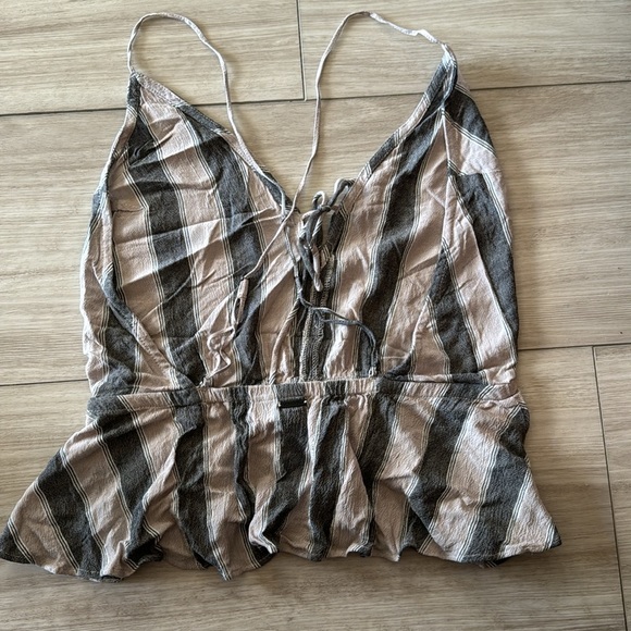 Volcom strappy crop top Size small - Picture 2 of 3